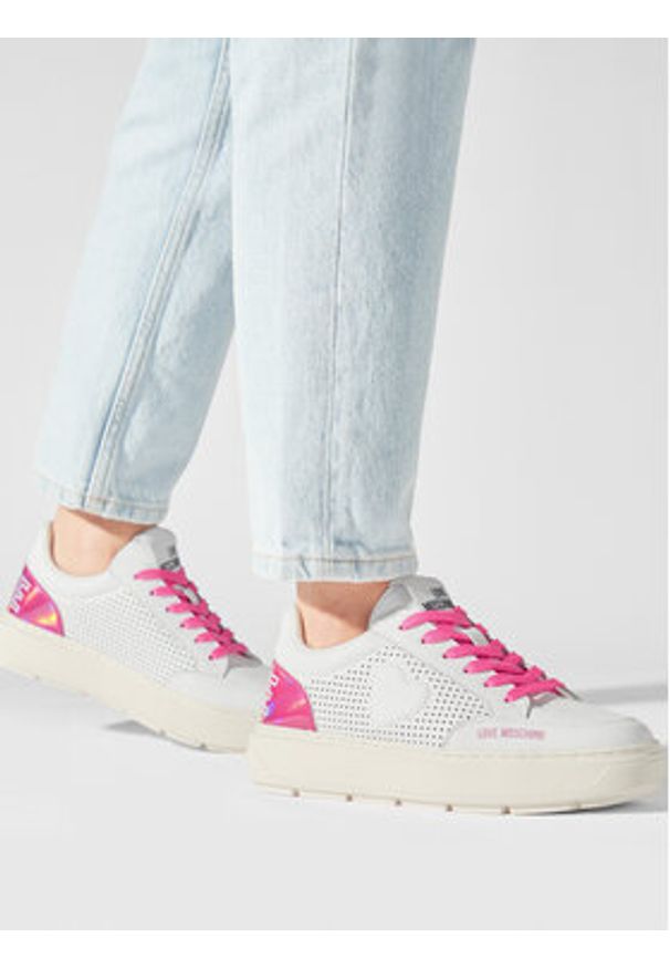 Love Moschino - LOVE MOSCHINO Sneakersy JA15274G1IJC410B Biały. Kolor: biały. Materiał: skóra