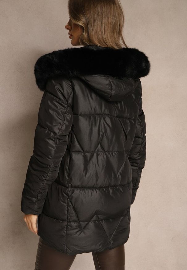 Renee - Czarna Pudełkowa Kurtka z Pikowanymi Przeszyciami i Kapturem z Futerkiem Vebina. Typ kołnierza: golf. Kolor: czarny. Materiał: futro. Styl: elegancki