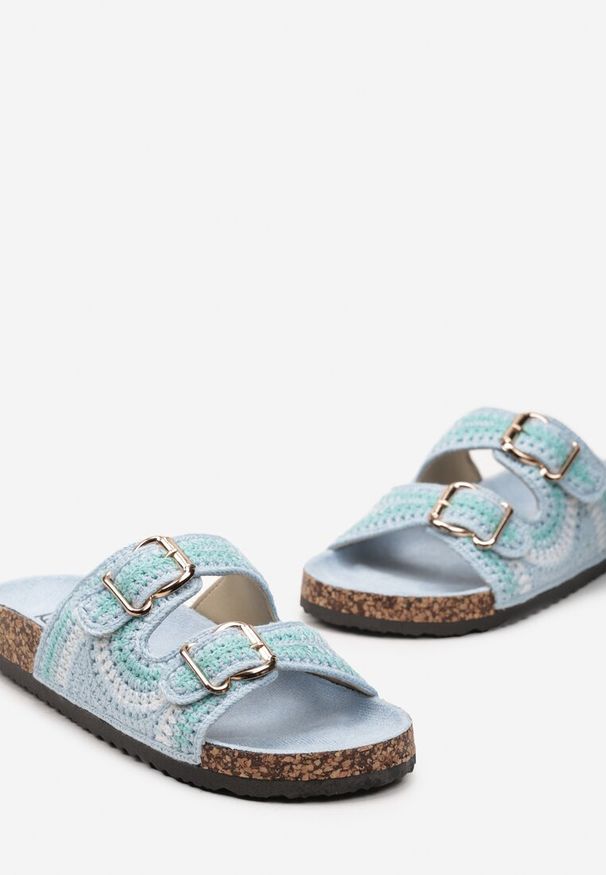 Renee - Niebieskie Klapki Ozdobione Wzorem na Szydełku z Korkową Grubą Podeszwą i Klamrami Kanthe. Nosek buta: okrągły. Kolor: niebieski. Materiał: jeans, len. Wzór: aplikacja. Sezon: lato. Styl: boho, elegancki