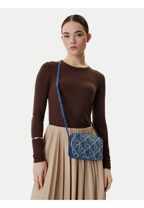 Calvin Klein Torebka Emblem Aop Denim Camera Bag LV04F3430G Niebieski. Kolor: niebieski