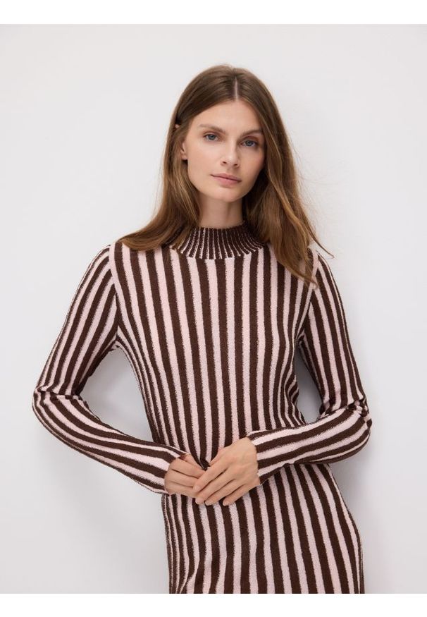 Reserved - Sweter w prążki - ciemnobrązowy. Kolor: brązowy. Materiał: dzianina. Wzór: prążki