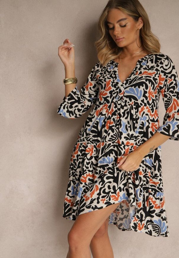 Renee - Czarno-Beżowa Sukienka z Wiskozy o Rozkloszowanym Kroju w Abstrakcyjny Wzór Lirese. Okazja: na co dzień. Kolor: czarny. Materiał: wiskoza. Styl: elegancki, casual