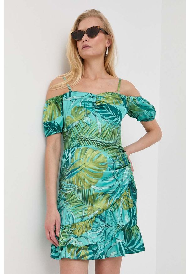 Guess sukienka kolor turkusowy mini prosta. Okazja: na co dzień. Kolor: turkusowy. Materiał: tkanina. Długość rękawa: na ramiączkach. Typ sukienki: proste. Styl: casual. Długość: mini