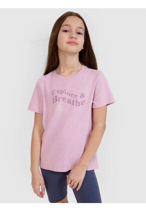 4f - 4F T-shirt regular z nadrukiem dziewczęcy - fioletowy 140 (9-10 lat). Okazja: na co dzień. Kolor: fioletowy. Materiał: bawełna, jersey, dzianina. Długość rękawa: krótki rękaw. Długość: krótkie. Wzór: nadruk. Sezon: lato. Styl: klasyczny, sportowy, casual