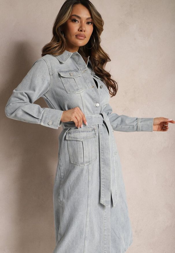 Renee - Jasnoniebieska Bawełniana Sukienka Jeansowa o Koszulowym Fasonie z Paskiem i Kieszeniami Dettia. Okazja: na co dzień. Kolor: niebieski. Materiał: jeans, bawełna. Typ sukienki: koszulowe. Styl: elegancki, casual, sportowy