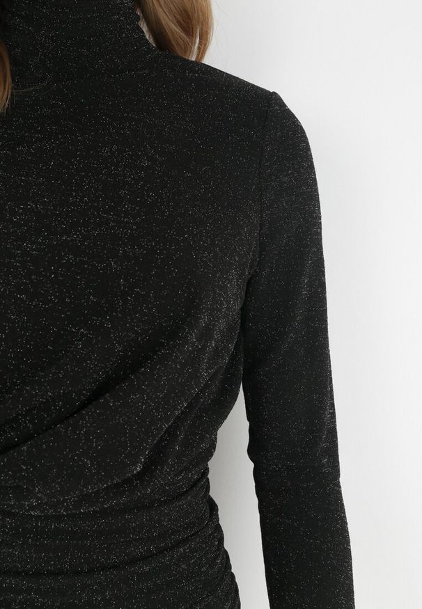 Born2be - Czarna Dopasowana Sukienka Mini z Golfem i Metaliczną Nitką Maffi. Typ kołnierza: golf. Kolor: czarny. Materiał: dzianina. Styl: wizytowy. Długość: mini