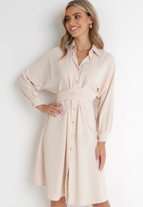 Born2be - Beżowa Koszulowa Sukienka Trapezowa z Wiązaniem Renner. Kolor: beżowy. Materiał: materiał. Długość rękawa: długi rękaw. Typ sukienki: koszulowe, trapezowe