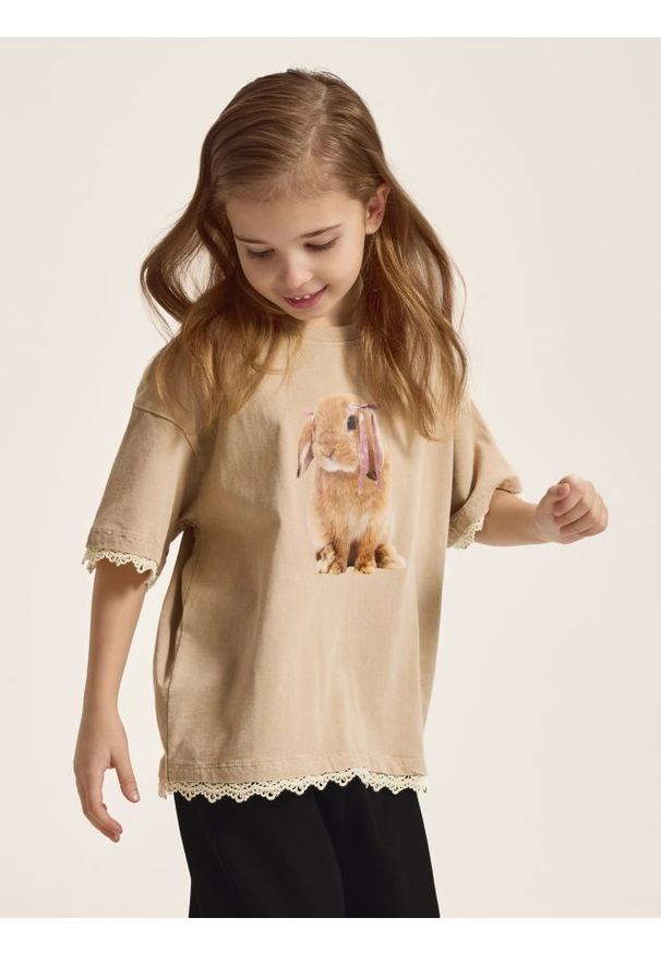 Reserved - T-shirt z nadrukiem - warm olive. Materiał: bawełna. Wzór: nadruk