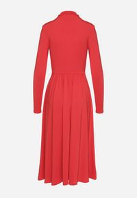 Born2be - Czerwona Rozkloszowana Sukienka z Ozdobnym Wycięciem i Usztywnioną Linią Ramion Rivfedi. Okazja: na co dzień, na imprezę. Kolor: czerwony. Długość rękawa: długi rękaw. Typ sukienki: proste. Styl: casual, elegancki #2