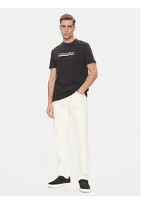 Calvin Klein T-Shirt Outline Tape Graphic LV04RC852G Czarny Regular Fit. Kolor: czarny. Materiał: bawełna