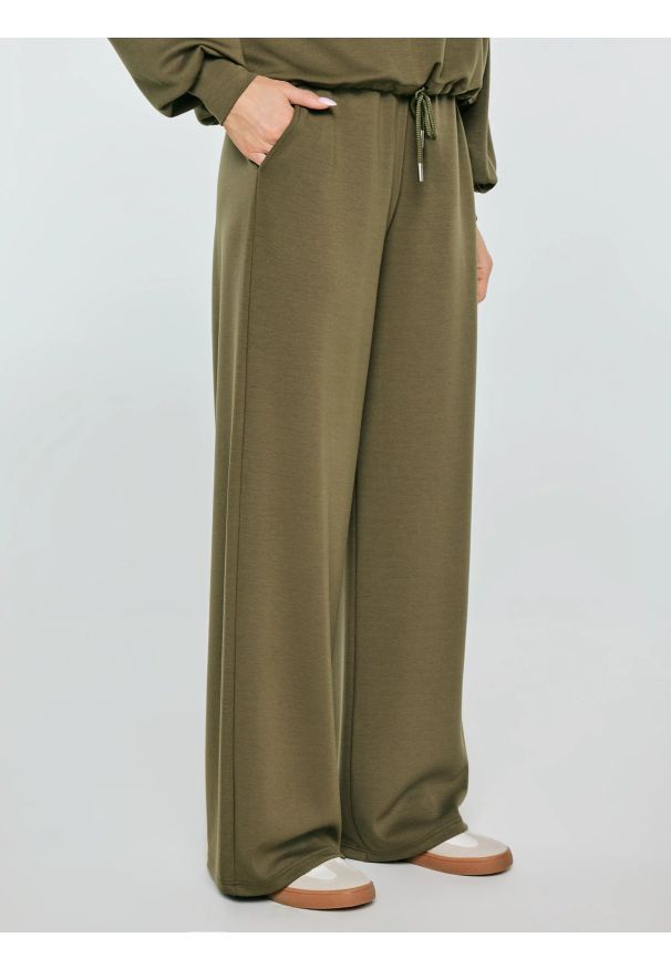 Big-Star - Spodnie damskie dresowe z szeroką nogawką khaki Lunarap 303. Kolor: zielony. Materiał: dresówka. Styl: wizytowy, elegancki