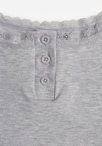 Renee - Szary Bawełniany Top z Koronką i Guzikami przy Dekolcie Berinde. Okazja: na co dzień. Kolor: szary. Materiał: bawełna, koronka. Wzór: koronka. Styl: elegancki, casual #8