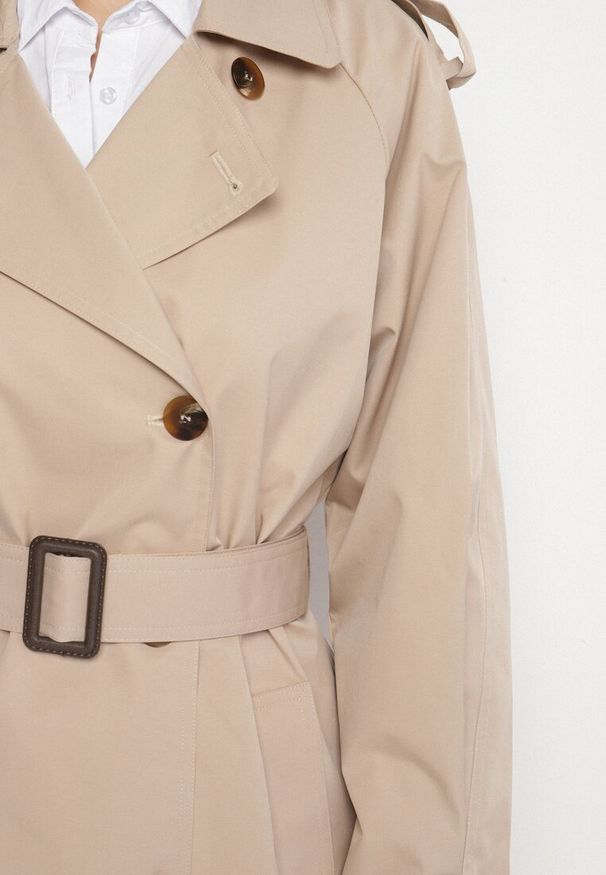 Born2be - Beżowy Płaszcz Trencz Dwurzędowy z Paskiem Cloimia. Okazja: na co dzień. Kolor: beżowy. Materiał: dzianina. Długość rękawa: długi rękaw. Długość: do kolan. Styl: wizytowy, casual, klasyczny, elegancki