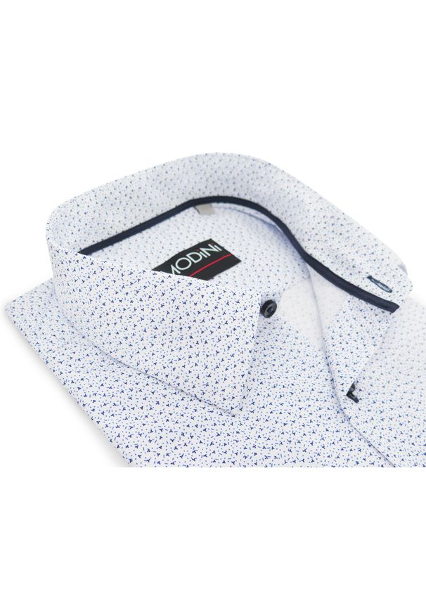 Modini - Biała koszula męska z krótkim rękawem w drobny granatowy wzorek MK29. Kolor: biały, wielokolorowy, niebieski. Materiał: bawełna, poliester, tkanina. Długość rękawa: krótki rękaw. Długość: krótkie. Styl: klasyczny