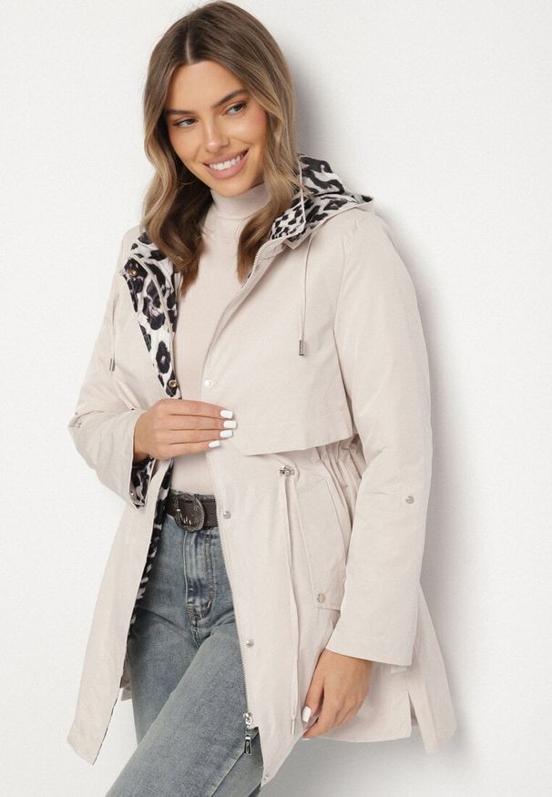 Born2be - Jasnobeżowa Kurtka w Stylu Parki z Odpinanym Kapturem i Ozdobną Podszewką Ismerife. Okazja: na co dzień, na spacer. Kolor: beżowy. Styl: casual