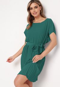 Born2be - Ciemnozielona Plisowana Sukienka z Paskiem w Talii Tiagena. Okazja: na imprezę. Kolor: zielony. Długość rękawa: krótki rękaw. Styl: elegancki #7