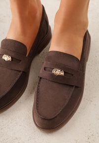 Born2be - Ciemnobrązowe Mokasyny VICES z Wkładką ze Skóry Naturalnej i Metaliczną Aplikacją Nanora. Nosek buta: okrągły. Kolor: brązowy. Materiał: skóra. Wzór: aplikacja. Obcas: na obcasie. Styl: klasyczny. Wysokość obcasa: niski #3