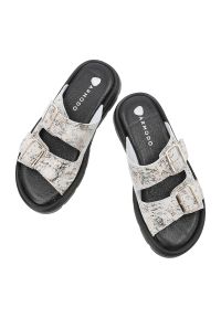 Białe Klapki Armodo Modne Obuwie Damskie. Okazja: na co dzień. Zapięcie: klamry. Kolor: złoty. Materiał: jeans. Sezon: lato. Styl: casual, wakacyjny #3