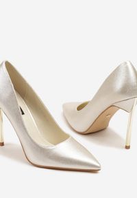 Renee - Złote Eleganckie Szpilki z Metaliczną Wstawką Annalor. Nosek buta: otwarty. Kolor: złoty. Obcas: na szpilce. Styl: elegancki. Wysokość obcasa: średni