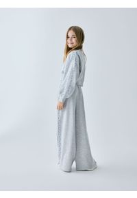 Reserved - Spodnie dresowe SmileyWorld® - jasnoszary. Kolor: szary. Materiał: dresówka #1