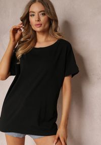 Renee - Czarny Bawełniany T-shirt Oversize z Krótkim Rękawem i Dłuższym Tyłem Zanimara. Kolor: czarny. Materiał: bawełna. Długość rękawa: krótki rękaw. Długość: krótkie #4