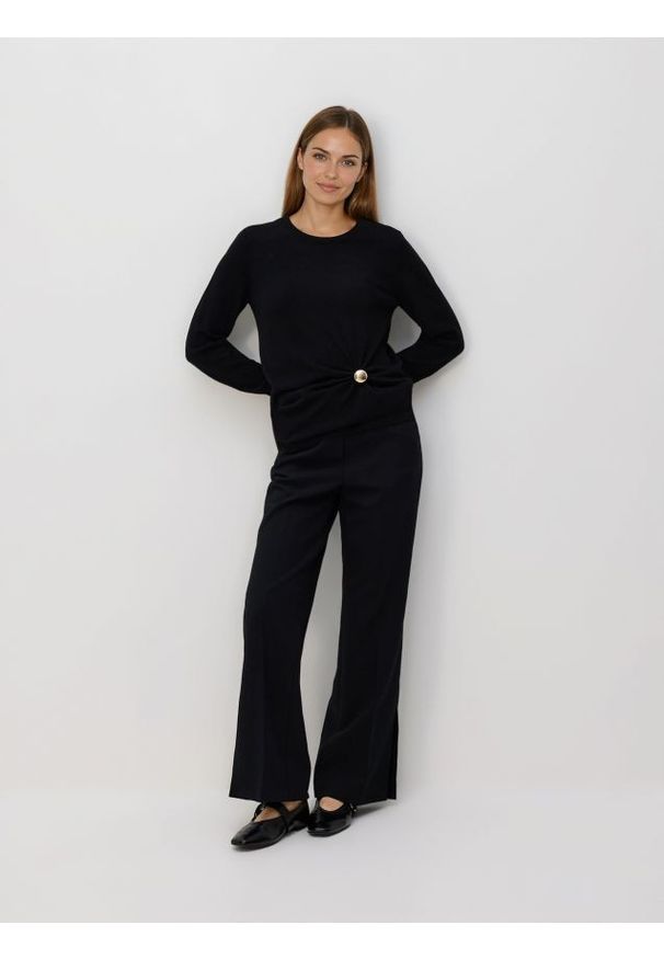 Reserved - Sweter z detalem - czarny. Kolor: czarny. Materiał: dzianina, wełna