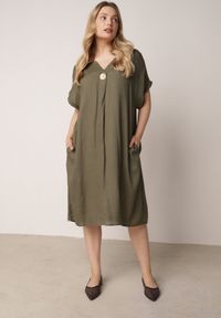 Born2be - Zielona Pudełkowa Sukienka z Lnem i Wiskozą Zdobiona Metalicznym Guzikiem Phisoth. Okazja: na co dzień, do pracy, na spotkanie biznesowe. Kolekcja: plus size. Kolor: zielony. Materiał: wiskoza, len. Wzór: aplikacja. Sezon: lato. Typ sukienki: dla puszystych, proste. Styl: casual, biznesowy, elegancki #5