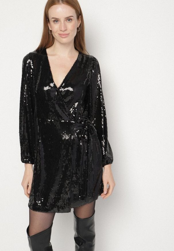 Born2be - Czarna Cekinowa Sukienka o Kopertowym Kroju z Wiązaniem w Talii Eprelle. Okazja: na imprezę. Kolor: czarny. Długość rękawa: długi rękaw. Wzór: gładki, aplikacja. Typ sukienki: kopertowe. Styl: elegancki