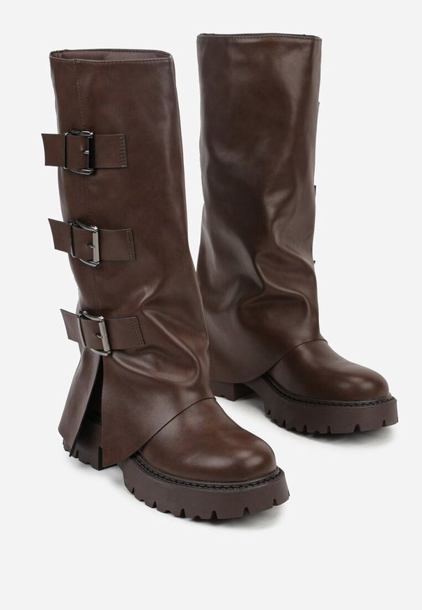 Born2be - Ciemnobrązowe Kozaki VICES z Cholewką Imitującą Nogawkę z Klamrami Analeria. Okazja: na co dzień, na spotkanie biznesowe. Zapięcie: klamry. Kolor: brązowy. Materiał: jeans, materiał. Szerokość cholewki: normalna. Wzór: gładki. Styl: elegancki, casual, klasyczny, biznesowy