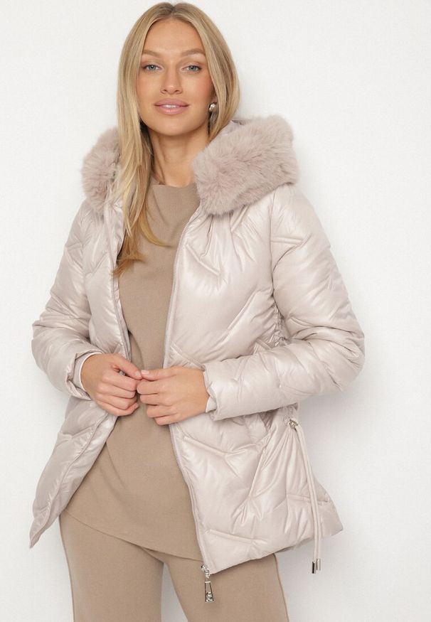 Born2be - Beżowa Kurtka z Oryginalnym Pikowaniem i Kapturem z Futerkiem Nallisa. Okazja: na co dzień, na spotkanie biznesowe, do pracy. Kolor: beżowy. Materiał: futro. Styl: casual, biznesowy