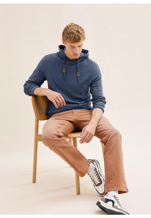 bonprix - Cienki sweter z kapturem. Typ kołnierza: kaptur. Kolor: niebieski. Materiał: skóra, bawełna. Wzór: aplikacja