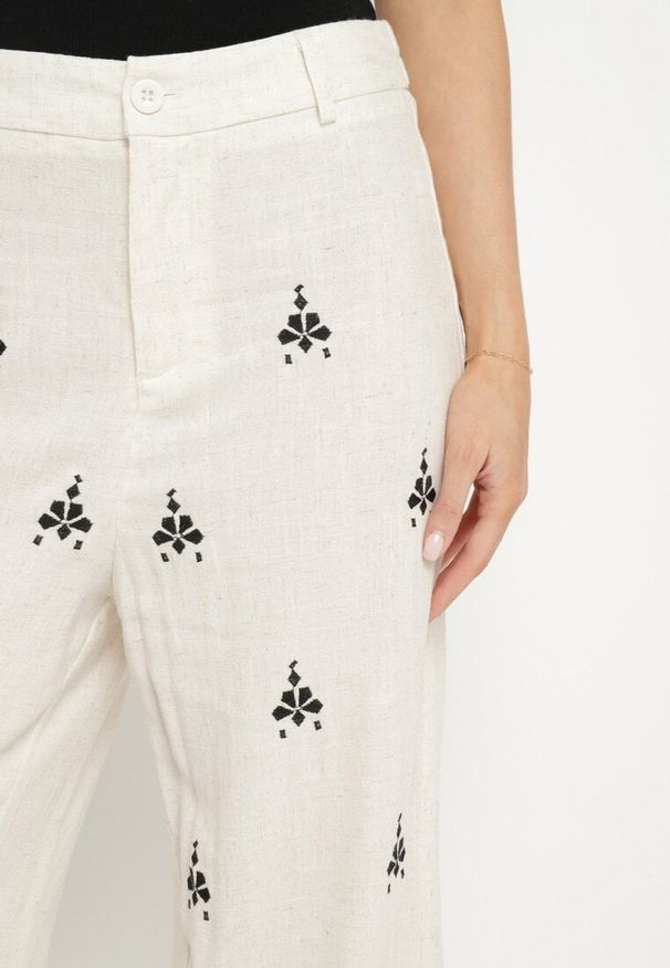 Born2be - Biało-Czarne Szerokie Spodnie z Lnem Wiskozą Wysokim Stanem i Haftami Ilonira. Okazja: na co dzień. Stan: podwyższony. Kolor: biały. Materiał: len, wiskoza. Wzór: haft. Styl: casual, elegancki