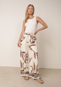 Born2be - Brązowe Spodnie Wiskozowe Szerokie z Florystycznym Motywem Casual Nelinore. Okazja: na co dzień. Kolor: brązowy. Materiał: wiskoza. Wzór: nadruk, gładki. Styl: casual #4