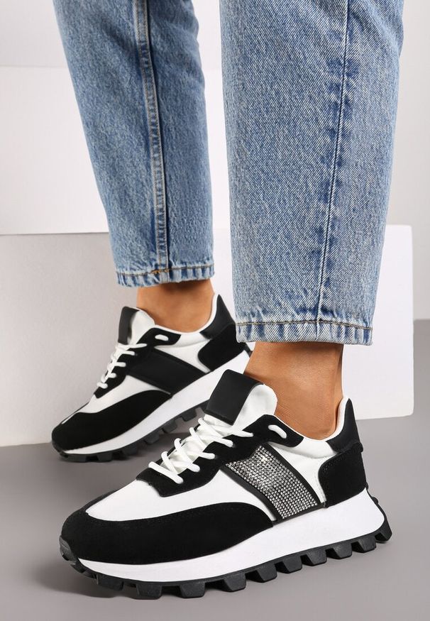 Born2be - Czarno-Białe Sneakersy z Brokatową Wstawką i Bieżnikiem Valindras. Kolor: czarny