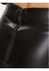 Guess Spódnica z imitacji skóry W3BD54 K8S30 Czarny Regular Fit. Kolor: czarny. Materiał: skóra