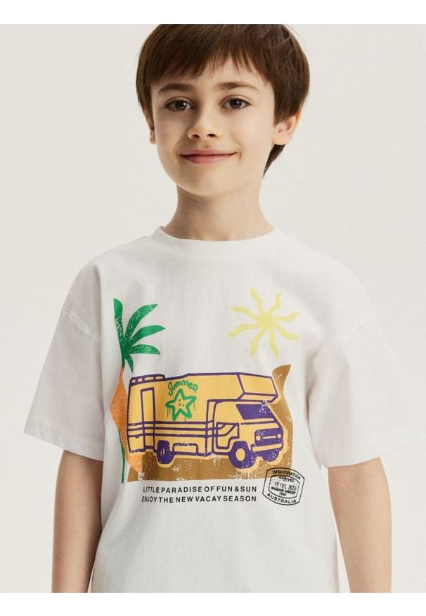 Reserved - T-shirt z nadrukiem - złamana biel. Materiał: dzianina, bawełna. Wzór: nadruk