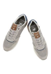 Szare Sneakersy Mustang Modne Obuwie Męskie. Okazja: na spacer, na co dzień. Zapięcie: sznurówki. Kolor: szary. Materiał: materiał, skóra ekologiczna, jeans. Styl: street, elegancki, casual, klasyczny, sportowy #7
