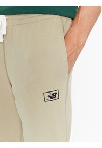 New Balance Spodnie dresowe NB Essentials Sweatpant MP33509 Zielony Regular Fit. Kolor: zielony. Materiał: bawełna