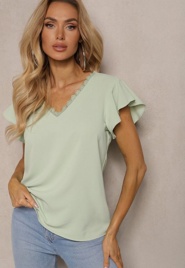 Renee - Zielona Przezroczysta Bluzka z Koronkowymi Wstawkami Lenley. Okazja: na co dzień. Typ kołnierza: kołnierz z falbankami. Kolor: zielony. Materiał: koronka. Styl: casual