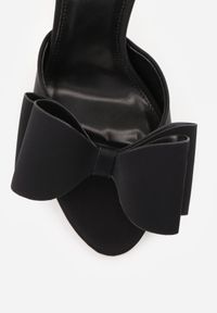 Born2be - Czarne Eleganckie Sandały na Szpilce z Ozdobną Aplikacją z Kokardą Lorena. Okazja: na ślub cywilny, na wesele. Kolor: czarny. Wzór: aplikacja. Sezon: lato. Obcas: na szpilce. Styl: elegancki #5