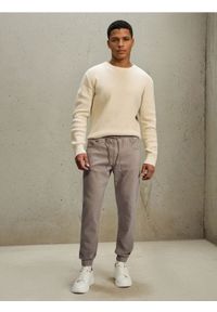 Sinsay - Jeansy jogger - kremowy. Kolor: kremowy