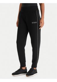 Guess Spodnie dresowe W6RB45 KBYE2 Czarny Regular Fit. Kolor: czarny. Materiał: syntetyk #1