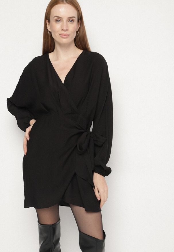 Born2be - Czarna Wiskozowa Sukienka Kopertowa z Wiązaniem i Bufiastymi Rękawami Onevia. Okazja: na co dzień. Kolor: czarny. Materiał: wiskoza. Typ sukienki: kopertowe. Styl: casual, klasyczny