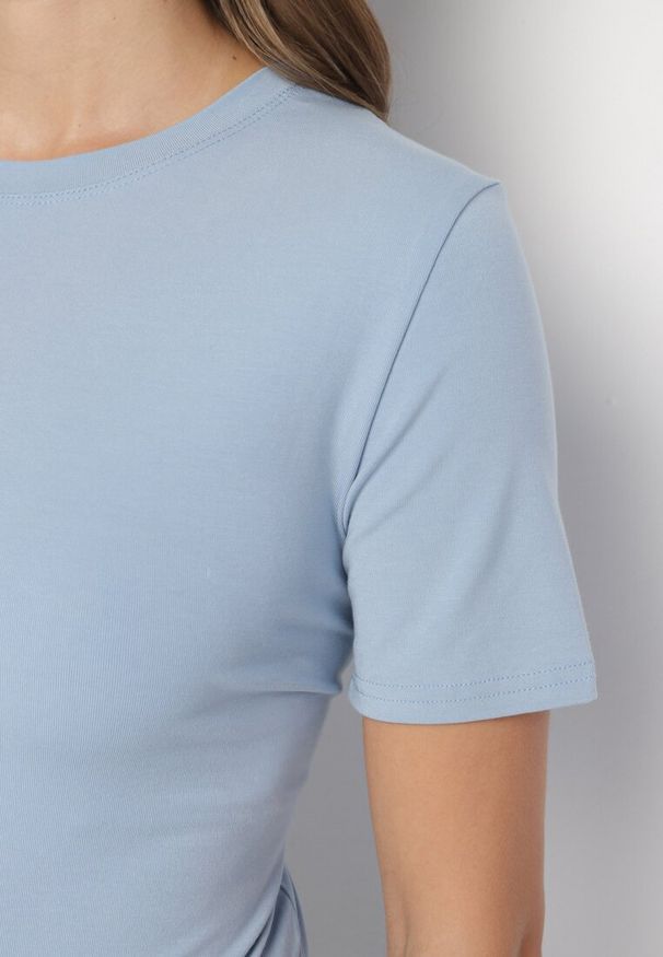 Born2be - Niebieski Wiskozowy T-shirt w Klasycznym Stylu Arivoria. Okazja: na co dzień. Kolor: niebieski. Materiał: wiskoza. Wzór: aplikacja, bez wzorów. Styl: klasyczny