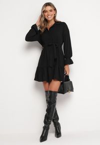 Born2be - Czarna Koszulowa Sukienka z Wiązanym Paskiem Stevania. Kolor: czarny. Materiał: materiał. Typ sukienki: koszulowe. Długość: mini #3