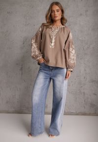 Renee - Beżowa Rustykalna Bluzka z Bawełny Zdobiona Haftem i Sznurkiem z Chwostami Marytea. Kolor: beżowy. Materiał: bawełna. Wzór: haft, aplikacja. Sezon: wiosna, lato. Styl: boho, elegancki #5