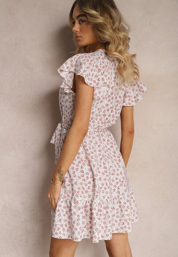 Renee - Beżowo-Różowa Kwiecista Sukienka z Falbankami z Gumką w Talii i Materiałowym Paskiem Nannesa. Typ kołnierza: kołnierz z falbankami. Kolor: beżowy. Materiał: materiał. Długość rękawa: krótki rękaw