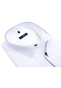 Mmer / Villaro - Koszule męskie - Biała koszula z krótkim rękawem i niebieskimi wykończeniami 924K REG. Typ kołnierza: kołnierzyk klasyczny. Kolor: biały, wielokolorowy, niebieski. Materiał: bawełna, poliester, tkanina. Długość rękawa: krótki rękaw. Długość: krótkie. Styl: klasyczny #1