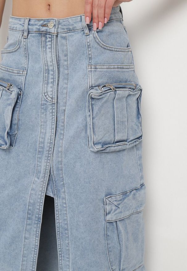 Born2be - Niebieska Jeansowa Spódnica z Wieloma Kieszeniami Zapinana na Suwak z Rozcięciem Viviancella. Okazja: na co dzień. Kolor: niebieski. Materiał: jeans. Styl: elegancki, casual