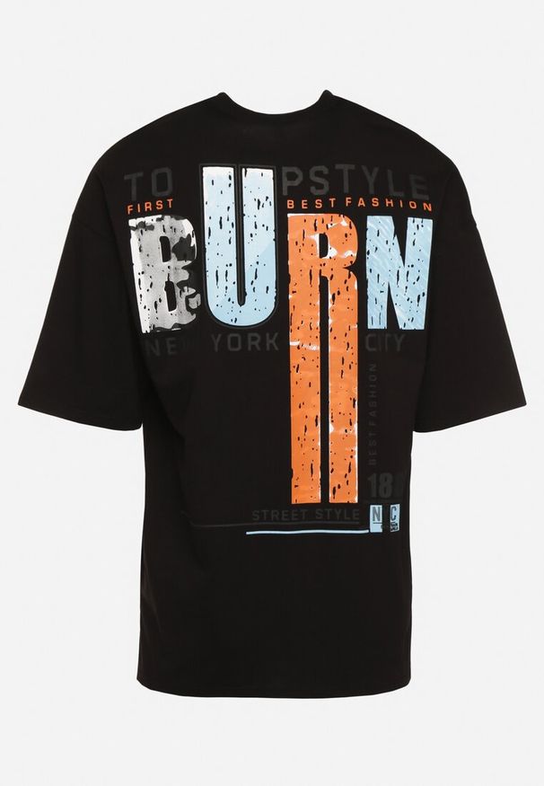 Born2be - Czarna Bawełniana Koszulka z Krótkim Rękawem i Ozdobnymi Nadrukami na Plecach i z Przodu Azariel. Okazja: na co dzień. Kolor: czarny. Materiał: bawełna. Długość rękawa: krótki rękaw. Długość: krótkie. Wzór: nadruk. Styl: casual